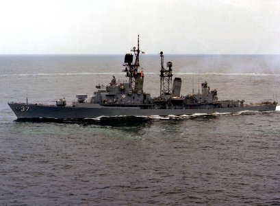 USS Farragut (DDG-37) underway in the Atlantic Ocean on 2 July 1982 (6349812)