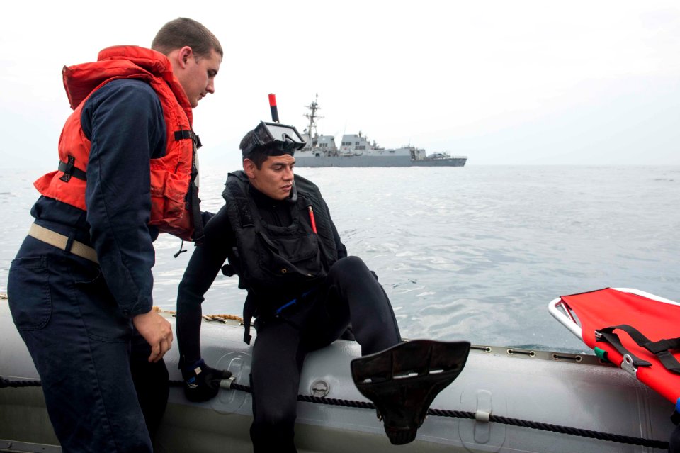 USS Farragut (DDG 99) 150509-N-VC236-014 (17325056508)