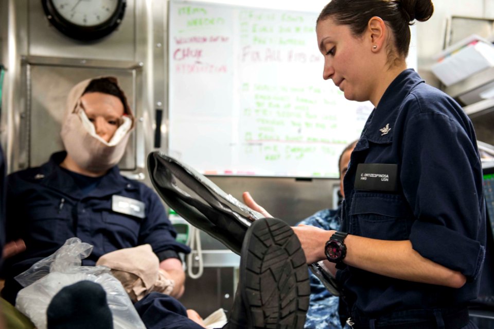 USS Farragut (DDG 99) 150506-N-VC236-021 (17476223311)