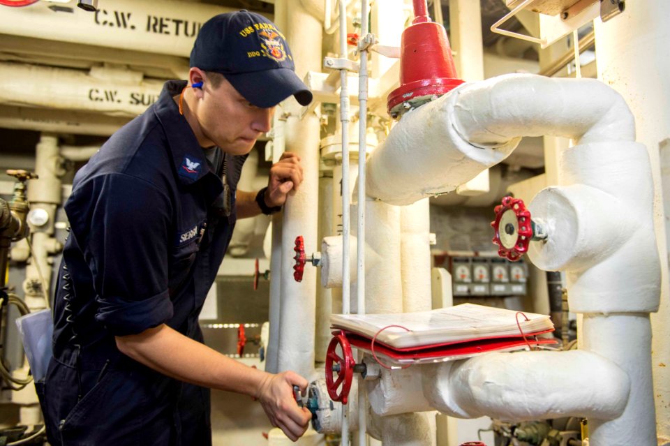 USS Farragut (DDG 99) 150527-N-VC236-014 (17669659114)
