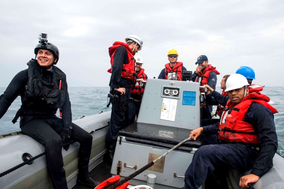 USS Farragut (DDG 99) 150509-N-VC236-004 (17512952345)