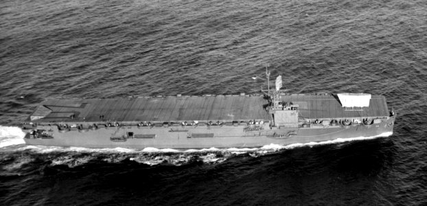 USS Fanshaw Bay (CVE-70) running trials on 26 November 1943 (80-G-214084)