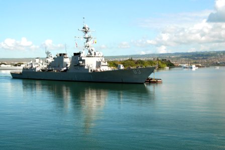 US Navy 070304-N-4965F-009 Guided missile destroyer USS Howard (DDG 83) transits Pearl Harbor as she prepares to moor pierside Naval Station Pearl Harbor