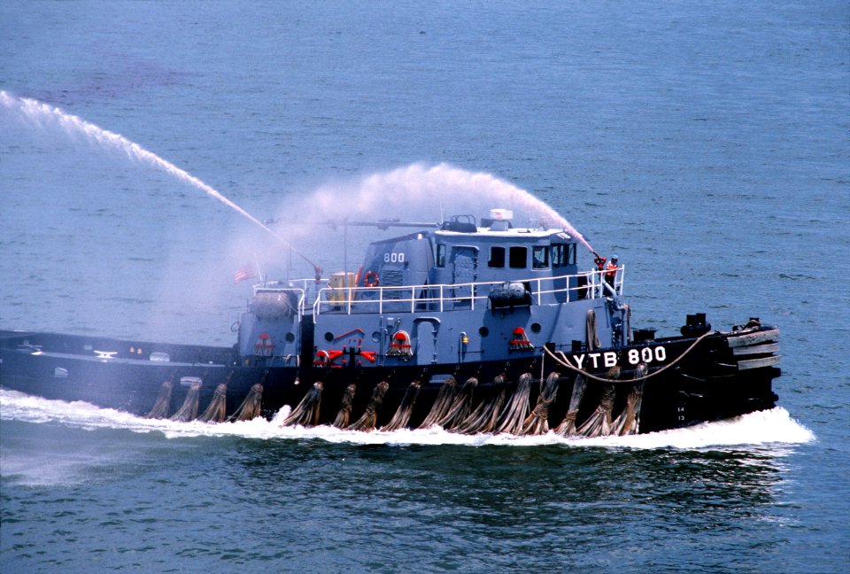 USS Eufaula (YTB-800) spraying water