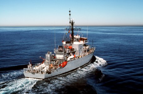 USS Excel (MSO-439) underway in 1985