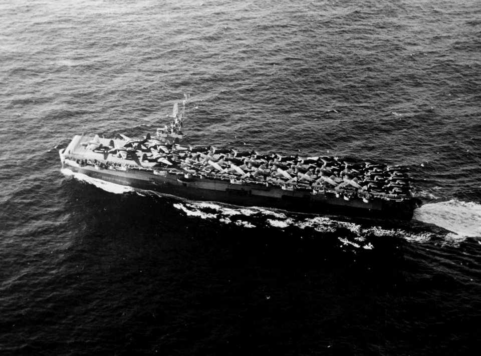 USS Fanshaw Bay (CVE-70) transporting aircraft on 17 January 1944 (NH 106573)