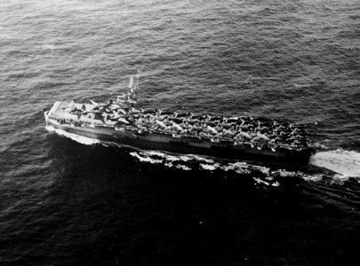 USS Fanshaw Bay (CVE-70) transporting aircraft on 17 January 1944 (NH 106573)
