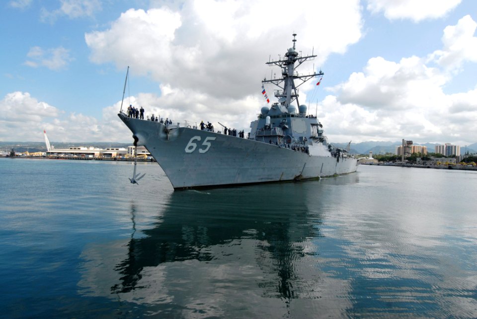 US Navy 070304-N-4965F-018 Guided missile destroyer USS Benfold (DDG 65) maneuvers as she prepares to moor pierside Naval Station Pearl Harbor