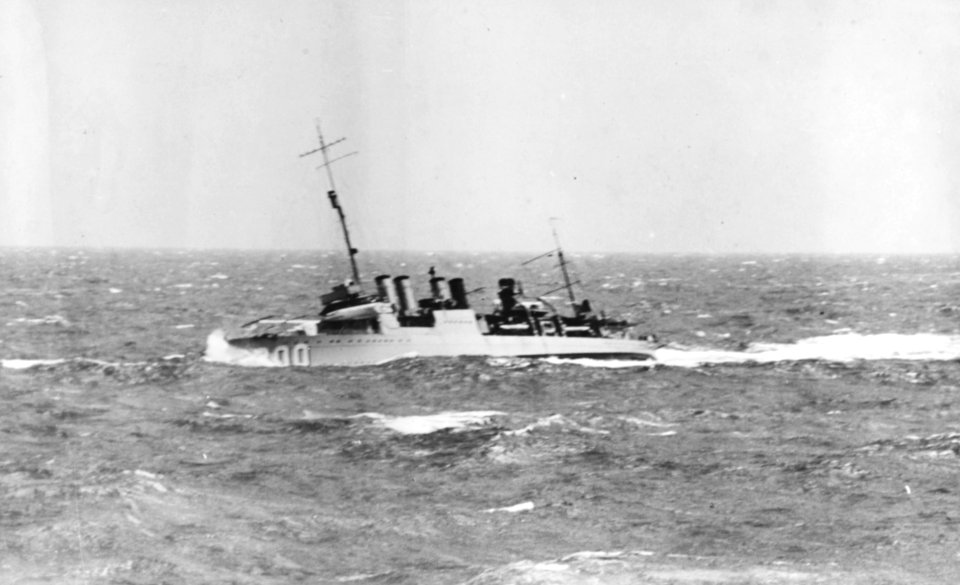 USS Farragut (DD-300) rolling in heavy seas, in the 1920s (NH 70922)