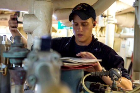 USS Farragut (DDG 99) 150527-N-VC236-018 (18288436092)