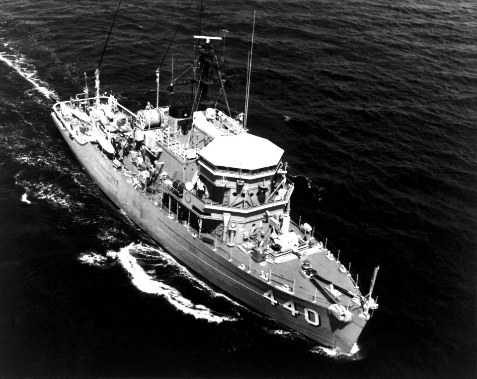 USS Exploit (MSO-440) underway in 1982