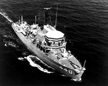 USS Exploit (MSO-440) underway in 1982