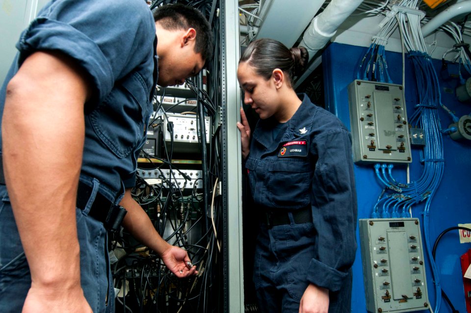USS Essex (LHD 2) 151027-N-BU440-019 (22675810651)