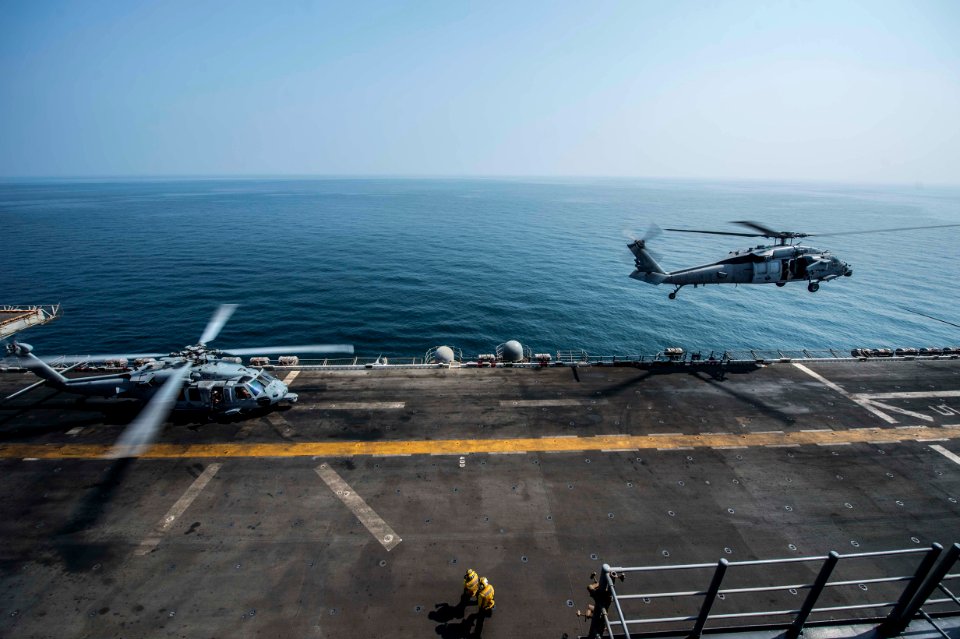 USS Essex (LHD 2) 151017-N-IC565-027 (22638702906)
