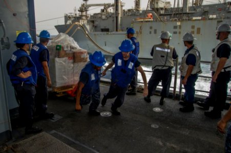 USS Essex (LHD 2) 150713-N-FB203-014 (20109140896)