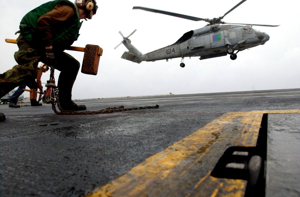 US Navy 070316-N-7130B-029 An SH-60F Seahawk, assigned to the Black Knights of Helicopter Anti-Submarine Squadron (HS) 4, prepares to touch down on the flight deck of USS Ronald Reagan (CVN 76)