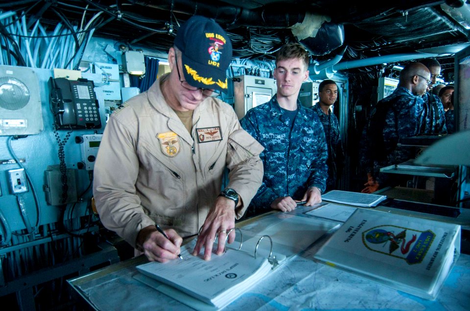 USS Essex (LHD 2) 151017-N-BU440-019 (22650930442)