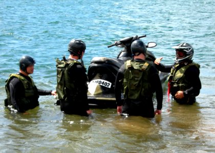 US Navy 070317-N-0879R-005 Sailors assigned to various commands participate in anti-terrorism and force protection (ATFP) training at Naval Station Pearl Harbor