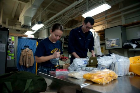 USS Essex (LHD 2) 151006-N-BU440-012 (22043827373)