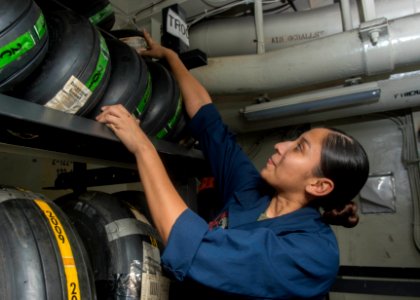 USS Essex (LHD 2) 151026-N-MD297-025 (22638610116)