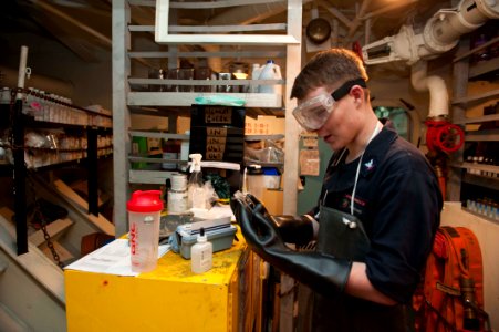 USS Essex (LHD 2) 151009-N-BU440-042 (22651308322)