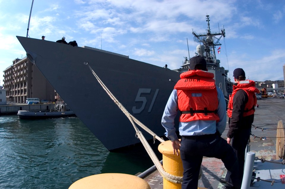 US Navy 070320-N-5253W-003 Pierside line handlers prepare to release the forward mooring lines from the bollards as the Oliver Hazard Perry-class guided missile frigate USS Gary (FFG 51) gets underway on board Commander Fleet A