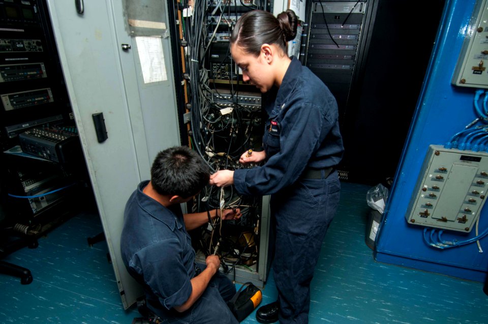 USS Essex (LHD 2) 151027-N-BU440-015 (22675814021)