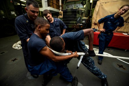 USS Essex (LHD 2) 151027-N-IC565-048 (22043461413)