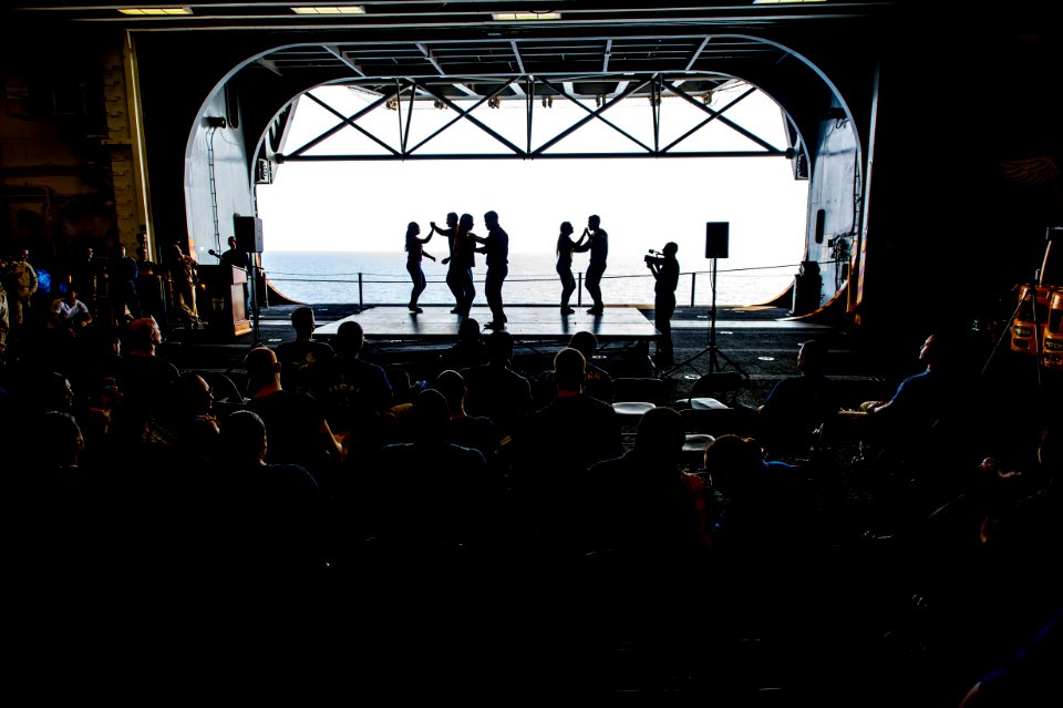 USS Essex (LHD 2) 151015-N-IC565-064 (22476812450)