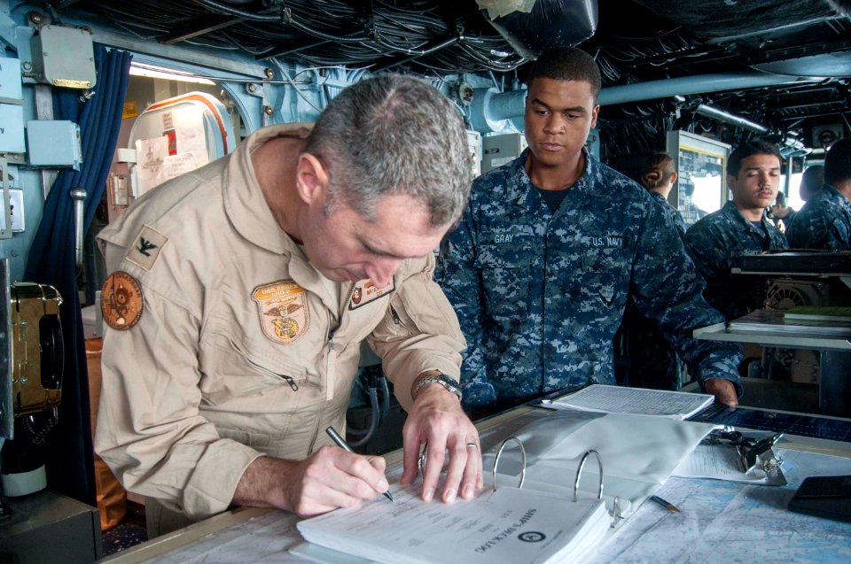 USS Essex (LHD 2) 151017-N-BU440-027 (22664479205)