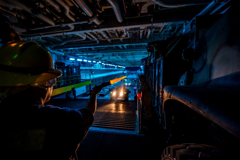 USS Essex (LHD 2) 150707-N-FV739-041 (19440334170)