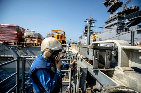 USS Essex operations 151006-N-IC565-185