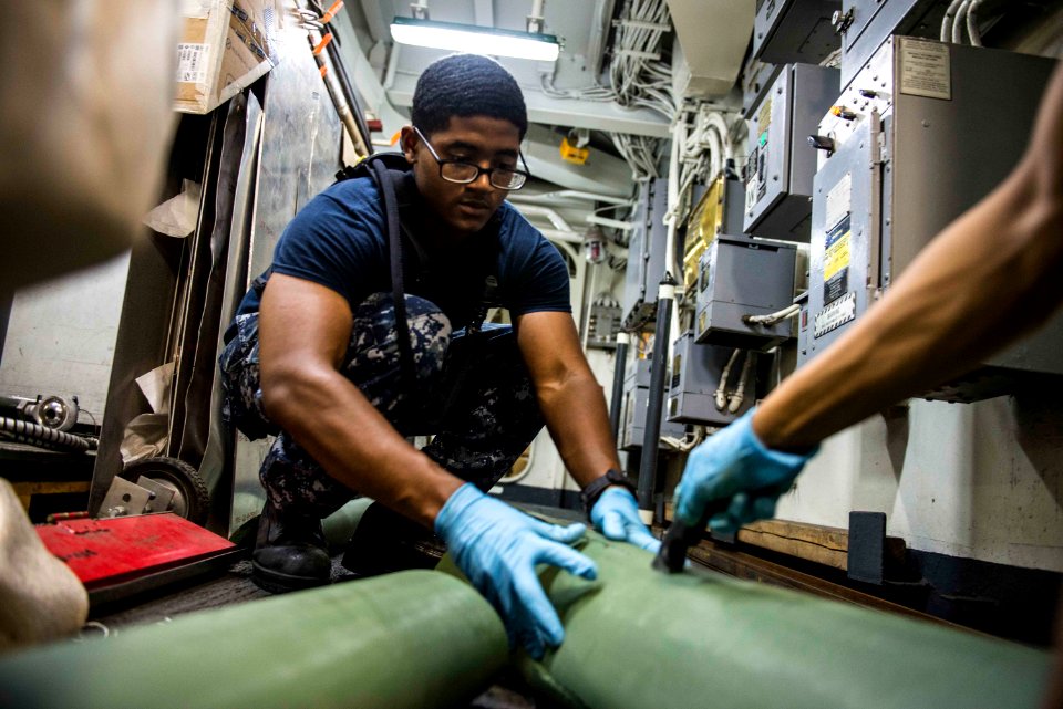 USS Essex (LHD 2) 150708-N-XN518-013 (19007357683)
