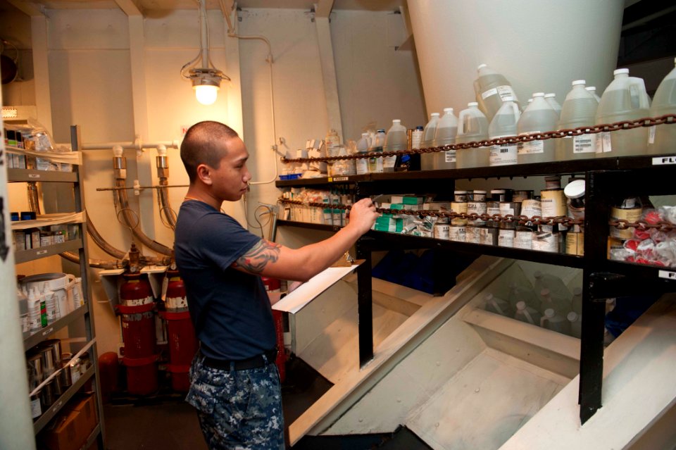 USS Essex (LHD 2) 151009-N-BU440-040 (22087551585)