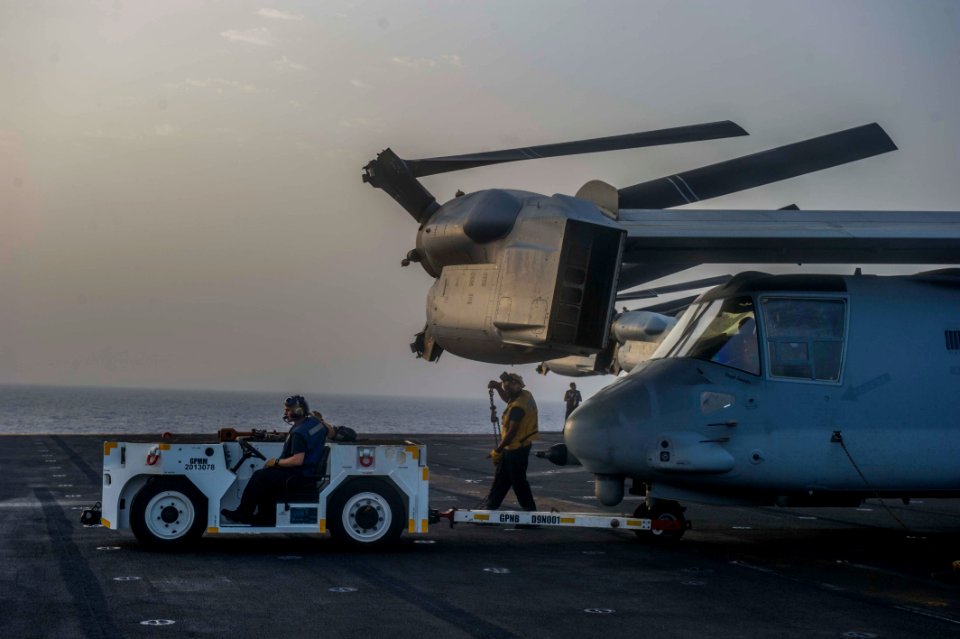 USS Essex (LHD 2) )150707-N-FB203-017 (19357278978)