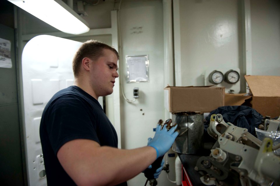 USS Essex (LHD 2) 151006-N-BU440-008 (22477024910)