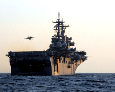 US Navy 070327-N-0841E-102 An AV-8B Harrier II from Marine Medium Helicopter Squadron (HMM) 261 prepares to land aboard amphibious assault ship USS Kearsarge (LHD 3)