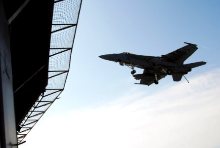 US Navy 070322-N-8923M-069 An F-A-18E Super Hornet, assigned to Strike Fighter Squadron (VFA) 105, prepares to land