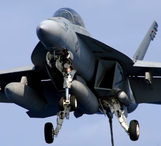 US Navy 070327-N-5345W-085 An F-A-18F Super Hornet from Strike Fighter Squadron (VFA) 32, the Swordsmen, approaches for an arrested recovery