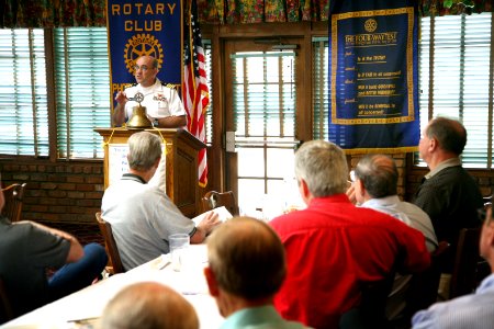 US Navy 070322-N-3271W-001 Commanding Officer, Combat Direction Systems Activity, Dam Neck Capt. Jon Greene speaks about the Navy at Rotary Club meeting