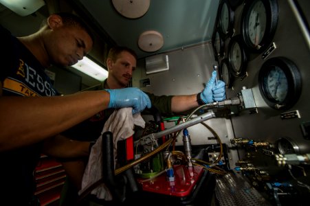USS Essex (LHD 2) 150711-N-FV739-021 (20109161616)