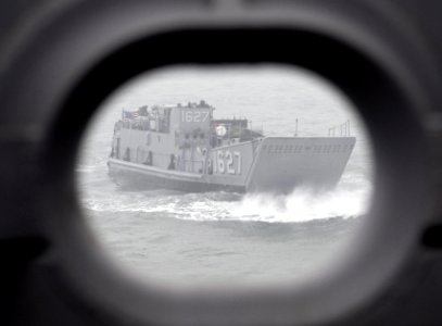 US Navy 070328-N-4010S-027 Landing Craft Utility (LCU) 1627 carries Republic of Korea and U.S. Marines to the well deck of amphibious assault ship USS Essex (LHD 2) through heavy seas during Exercise Foal Eagle 2007