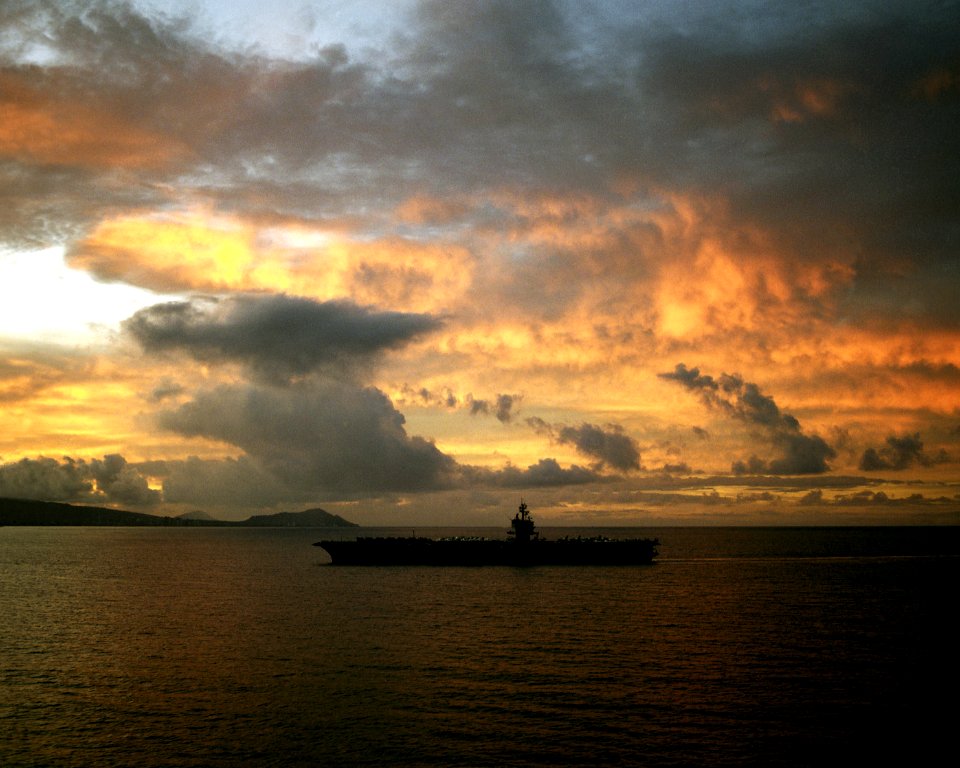 USS Enterprise (CVN-65) off Pearl Harbor, Hawaii (USA), on 15 June 1984 (6392388)