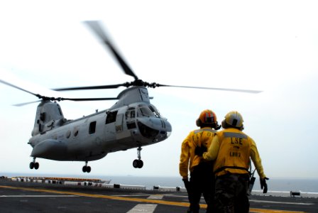 US Navy 070328-N-1831S-025 A CH-46E Sea Knight from Marine Medium Helicopter Squadron (HMM) 261 takes off from amphibious assault ship USS Kearsarge (LHD 3)