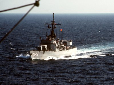 USS Edward McDonnell (FF-1043) underway in the Atlantic Ocean 22 April 1988 (6433734)