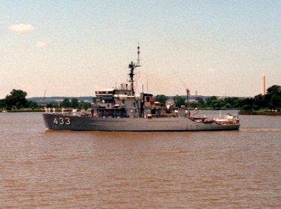 USS Engage (MSO-433) underway in 1983 photo