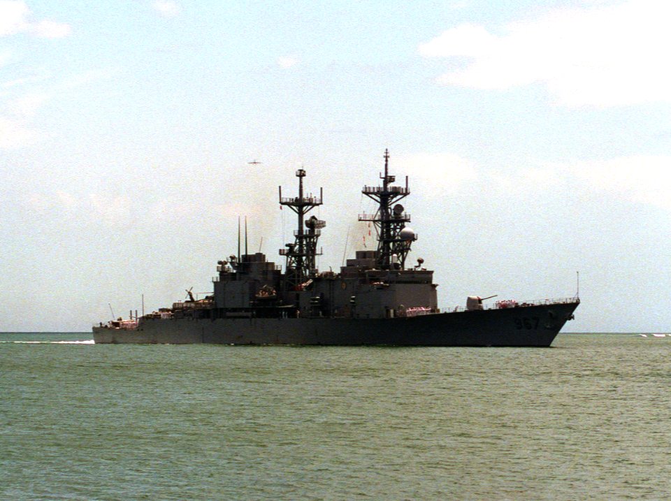USS Elliot (DD-967) approaches Pearl Harbor on 1 June 1991 (6475242)