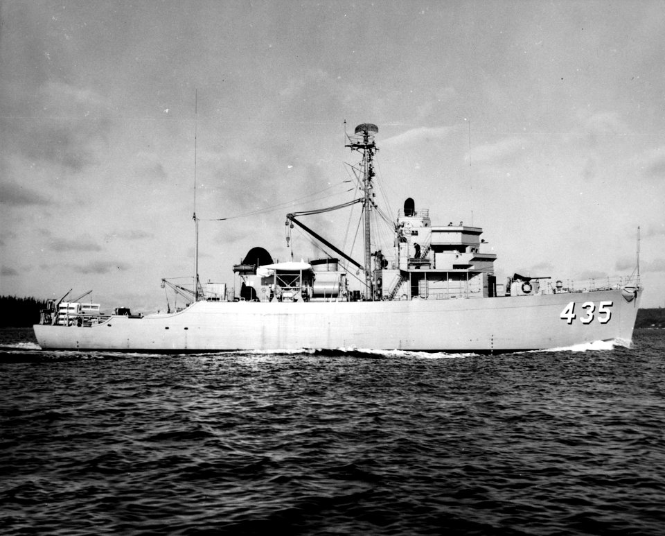 USS Endurance (AM-435) underway on 27 February 1954 (6932852)