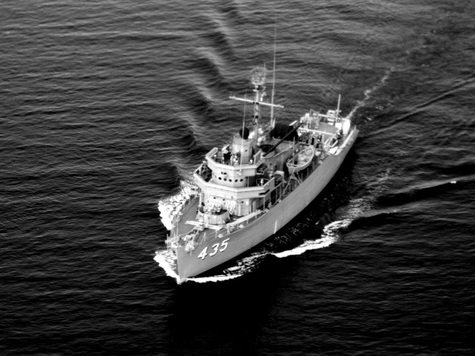 USS Endurance (MSO-435) underway in March 1954