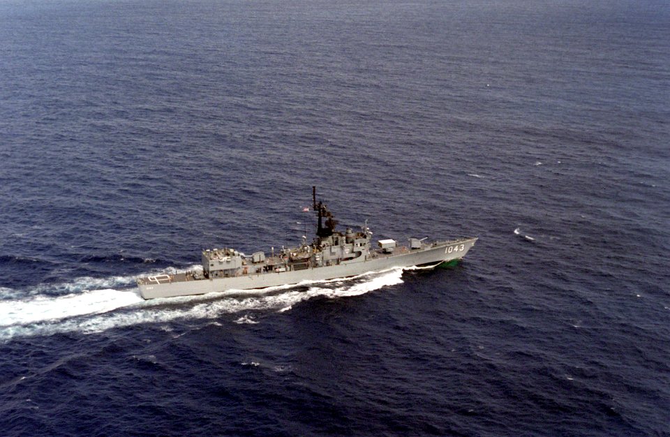 USS Edward McDonnell (FF-1043) underway on 20 November 1986 (6416409)